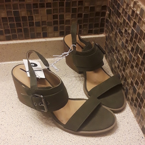 Shoes - 🌿🏵🌿FINAL  PRICE TODAY NWT CUTE SANDALS